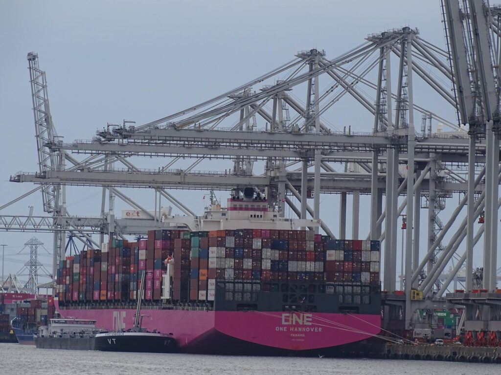 Buque de carga desembarcando en el puerto de Rotterdam, Países Bajos. Fotografía: Luiz Jardim Wanderley.